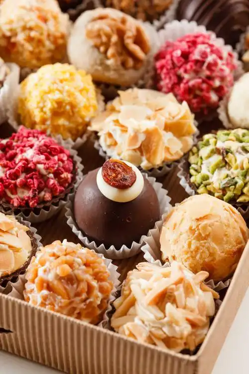 木桌上的精美巧克力