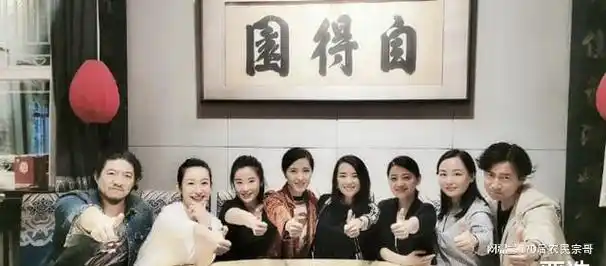 同学聚会差距真大章子怡与同学像隔代像坐在一群阿姨中的姑娘