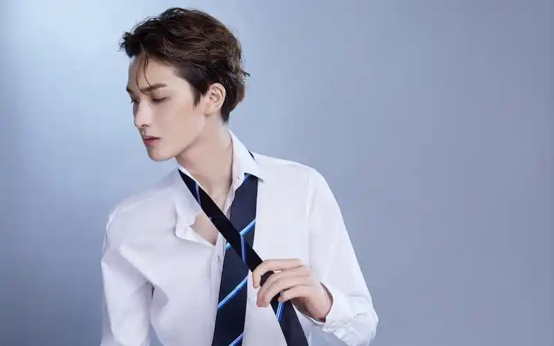 朱正廷蓝色西装拍照花絮