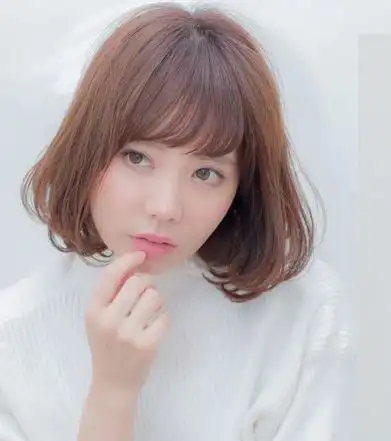 斜刘海搭配内扣波波头,不仅能修饰出完美小脸,还能增加甜美度,而发尾