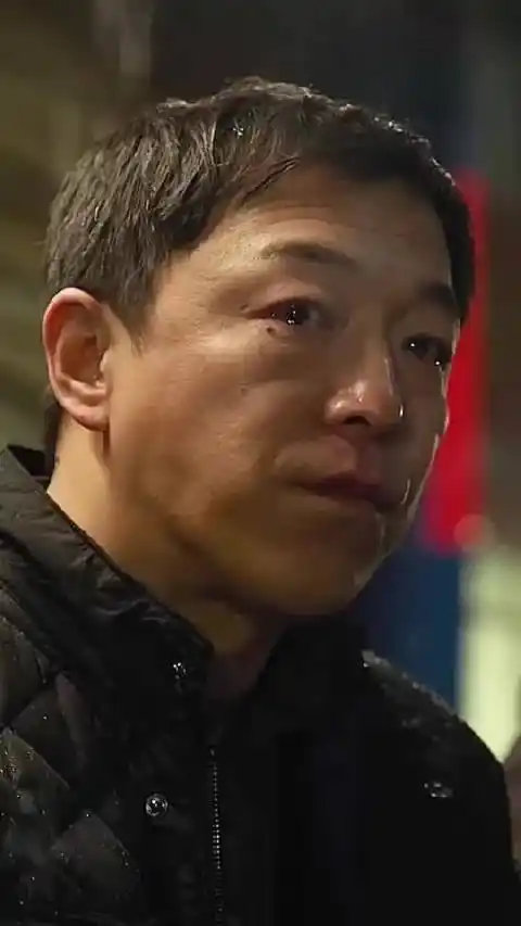 成年男人的世界哪有容易可言哭都得憋着还得带着笑