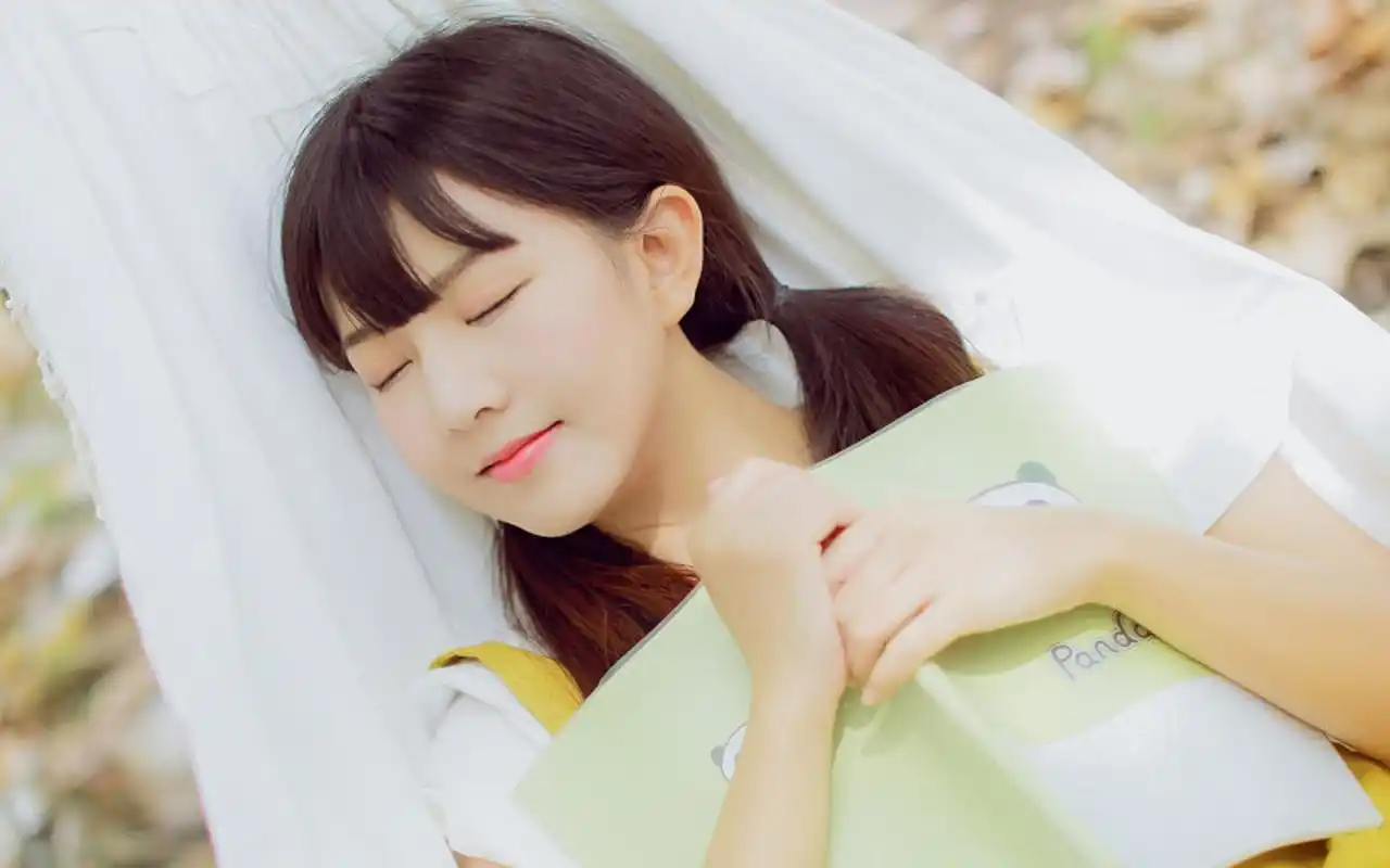 治愈系清纯美女户外写真图片桌面壁纸