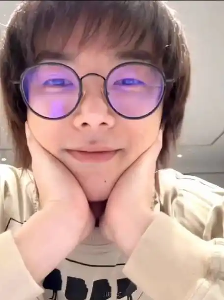 华晨宇#绒绒抬手但壳哥06锯屌的微博视频