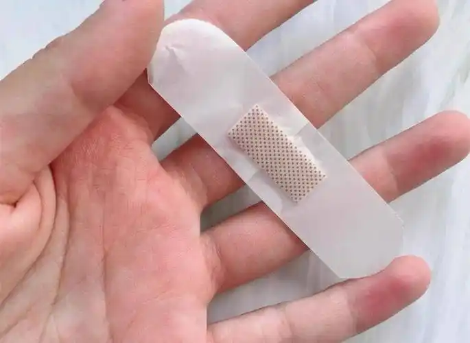 a:要不要选择含药的创可贴,还是要看伤口感染的风险.