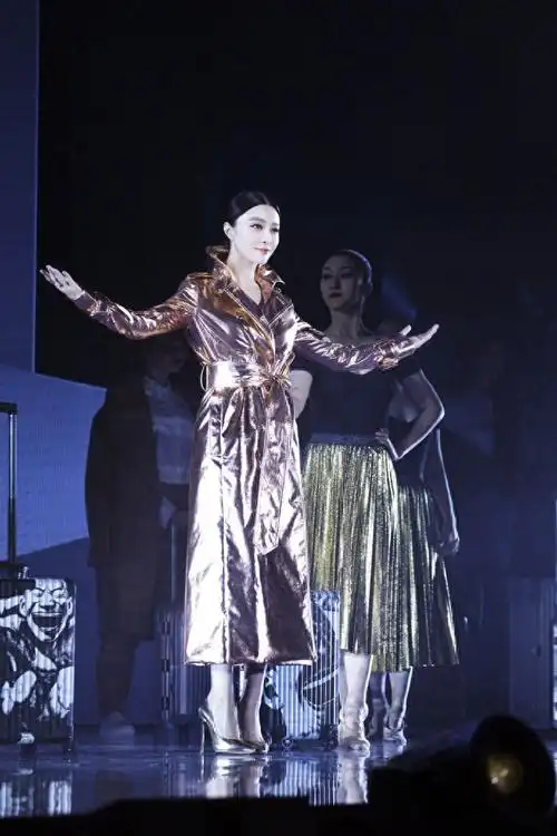 范冰冰有钱又爱高调穿金色长款风衣亮相从头炫到脚