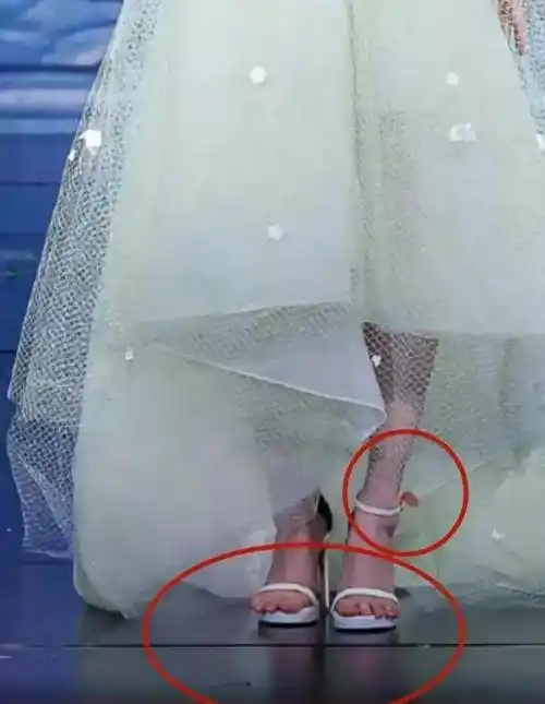 67宋轶脚趾头抢镜,从旗袍女神到牙真丑,春晚凭借脚趾头上热搜!