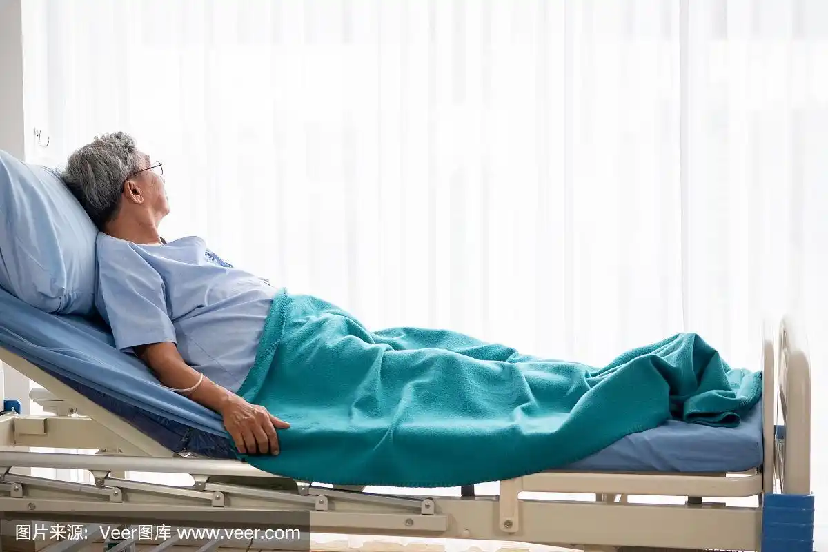 一个亚洲病人躺在病房的病床上.