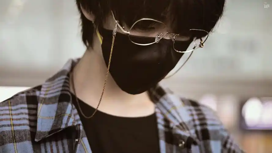 《请叫我小贺老师——关于贺峻霖和眼镜的适配度》