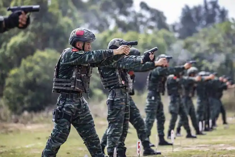 原创广西北海武警特战队员实弹射击训练锤炼制胜本领