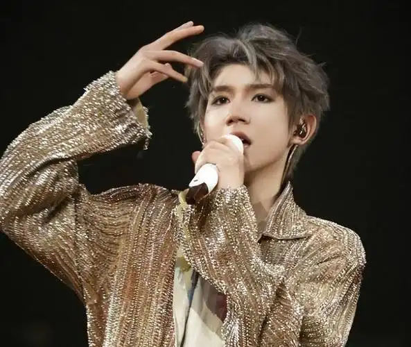 易烊千玺真的是个实干家,悄悄就把大事给办成了