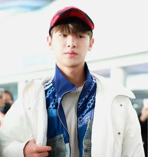 黄明昊justin素颜现身机场 头戴小红帽一脸呆萌