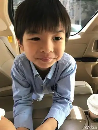 张庭儿子齐刘海乖巧 才五岁就懂体贴女同学
