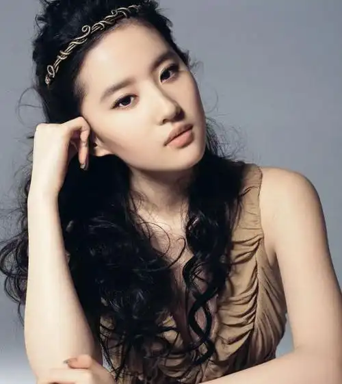 万万没想到,36岁无人敢娶的刘亦菲,活成了谁都惹不起的模样