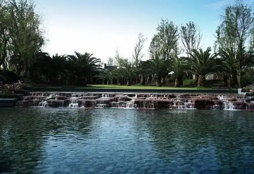 静态水景:静态的水面是人们视觉与听觉对水景设计主观的判断.