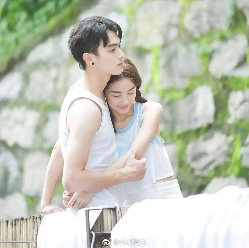 许凯和前女友张南拍的某广告!好清新啊,再次感叹这对高颜值真配.