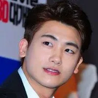 朴炯植头像高清图片大全_名人朴炯植真人头像大图下载【点击鼠标右键