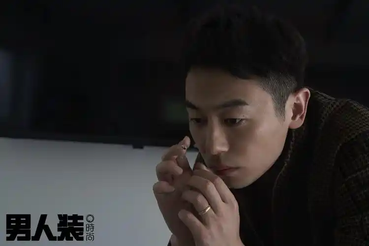 朱亚文登杂志封面 黑色风衣演绎"静像网剧"_凤凰网娱乐_凤凰网