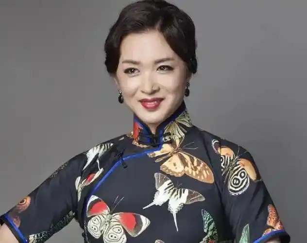 恶心到了变性失败53岁金星重返男儿本色全身男装素颜走街网友感慨太