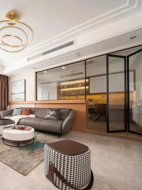 客厅抬高15cm玻璃半隔断打造书房