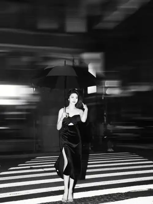 外滩走一走氛围感拉满的倪妮同款撑伞照