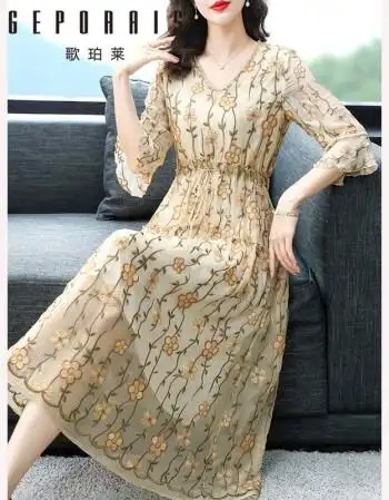 歌珀莱品牌女装气质宽松收腰裙子新款2022年春季刺绣桑蚕丝连衣裙杏色