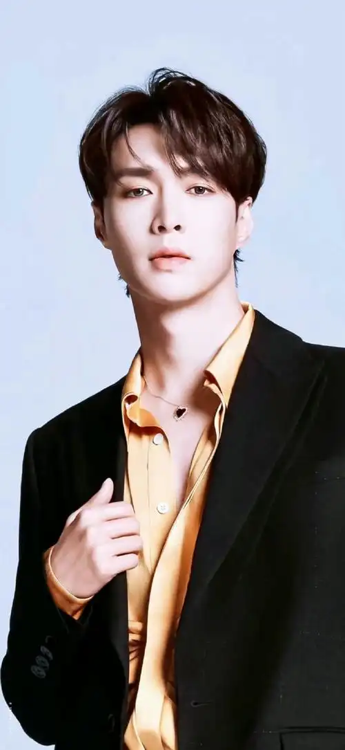 张艺兴秋日三宫格随拍