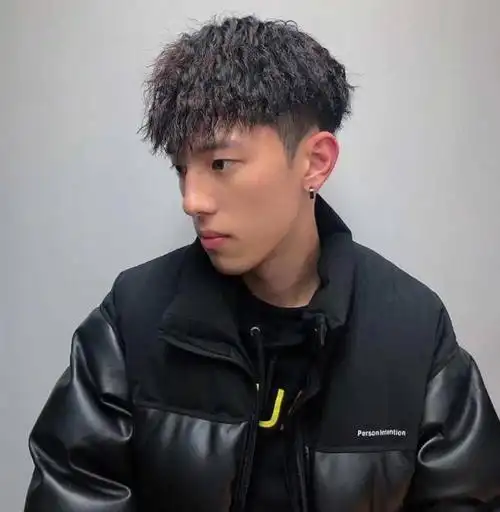 盖头款式的锡纸烫造型,酷炫感中带有呆萌气质,很适合年轻小哥哥的一款