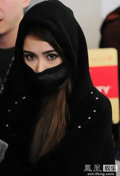 昆凌口罩遮面鬼祟躲镜头 举手晒大婚戒(组图)