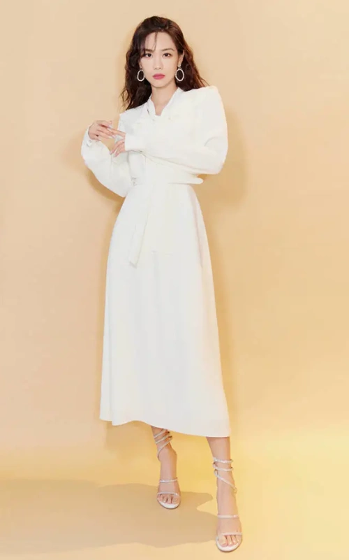 王霏霏的腿是上帝设计的?当她穿上"墨汁靴",腿长得让女生羡慕