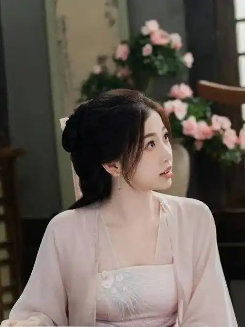 或者用吹风机使头发蓬松固定~剧中虞书欣两侧的刘海很好地修饰了脸型