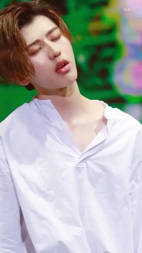 明星的锁骨可以有多欲#有一种"迷人"叫蔡徐坤的锁骨仰起头的瞬间盏哪