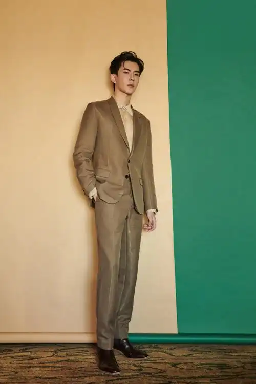 于朦胧身穿香槟色系西装搭配精美胸针点缀,俊逸翩翩的贵公子没错了