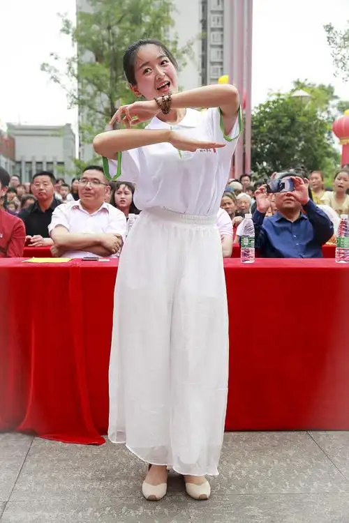 舞台剧照不拍了—被台下这位活泼呆萌可爱的领舞老师吸引了