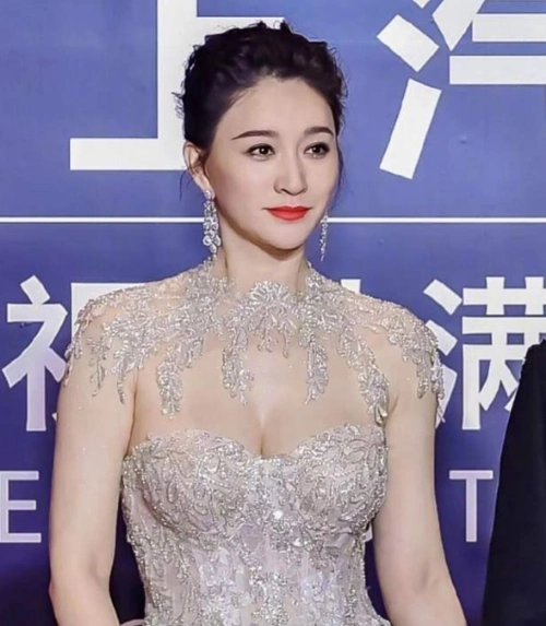 44岁李小冉秀身材,丰乳肥臀真是令人羡慕,气质也不输20岁偶像