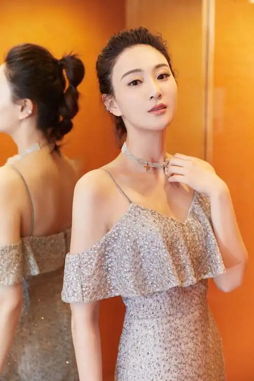 侯梦莎出席品质盛典时尚优雅尽显别样韵味