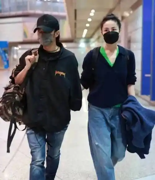 王菲谢霆锋再次高调同框!两人同穿情侣装配一脸,但全程毫无交流