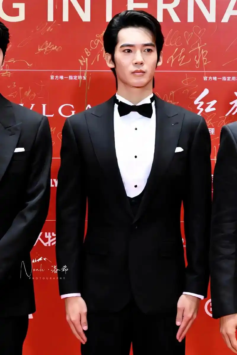 于适 #于适红毯照 #西装杀 #封神第一部    @于适  - 抖音