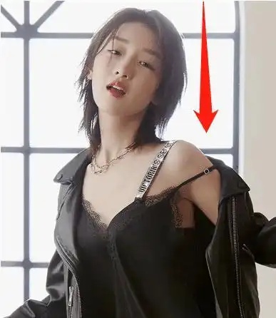 女明星代言内衣吊带总下滑怎么办看看周冬雨的小动作解放双手
