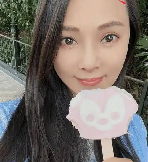 伊能静晒与女儿合照,小米粒紧靠妈妈太幸福,身高颜值遗传爸爸_迪士尼