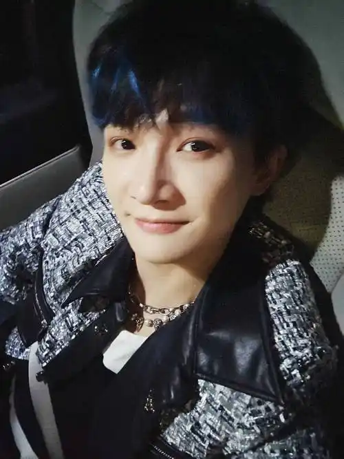 周深照片在音乐会上,周深以新颖的方式将网络流行语"少管我"融入歌曲