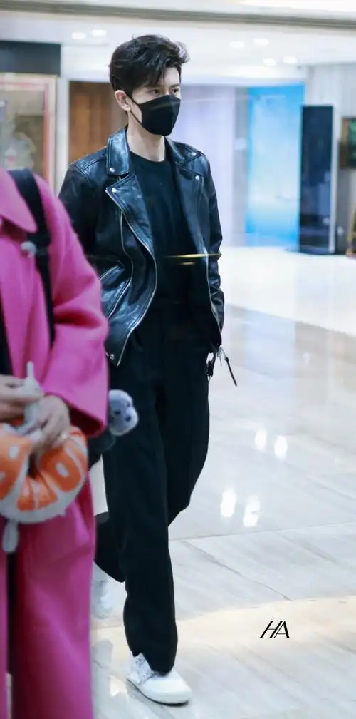 rogervivier品牌代言人任嘉伦#    2024-0320  北京7615成都