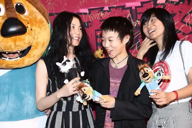 王菲窦靖童合体现身 母女高冷粉丝高潮