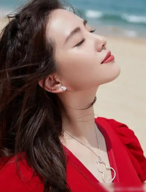 刘诗诗红色长裙造型亮相气质高贵优雅我们的龙葵回来了