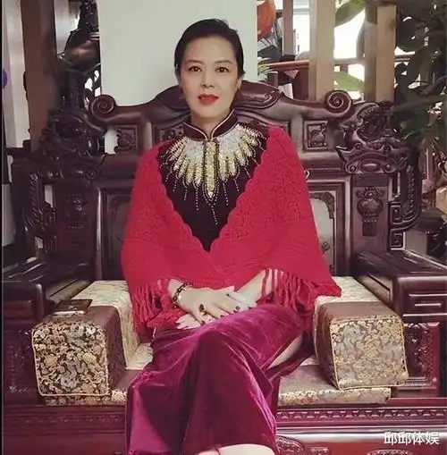 张常宁分享春节聚餐照夫妻爱狗如子54岁母亲神似港星关之琳