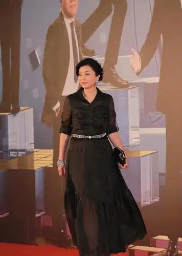 周润发前女友老了依旧优雅,皱巴巴的裙子也穿出了气质,挺有气韵_裙装