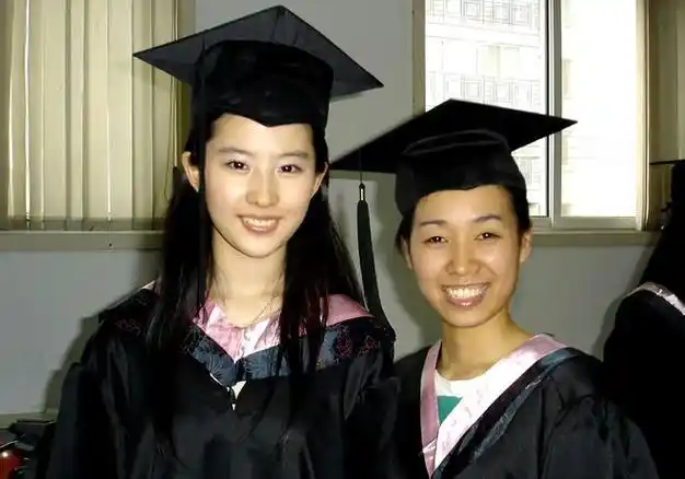 一组当年刘亦菲毕业照676767青涩腼腆