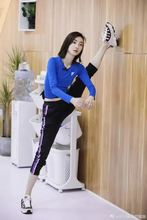 王丽坤把紧身训练服穿出了肥大褂的感觉