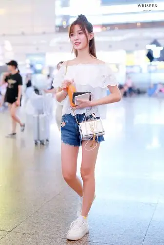 火箭少女陈意涵扎着半丸子头现身高铁站皮肤白嫩笑容甜美