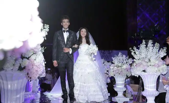 他结婚后无戏可拍靠卖妻子名牌包度日如今终于苦尽甘来