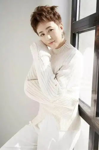 马丽当妈后时尚升级,一身牛仔元素青春活力,短发清爽帅气